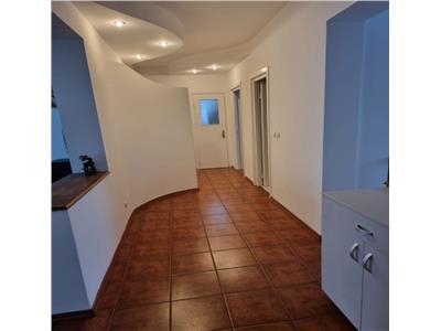 Apartament 3 camere, mobilat, S 90 mp + 2 balcoane, Str. Plopilor.