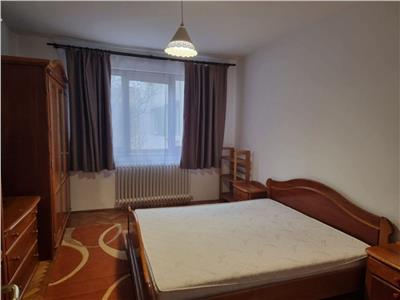 Apartament 3 camere, mobilat, S 90 mp + 2 balcoane, Str. Plopilor.