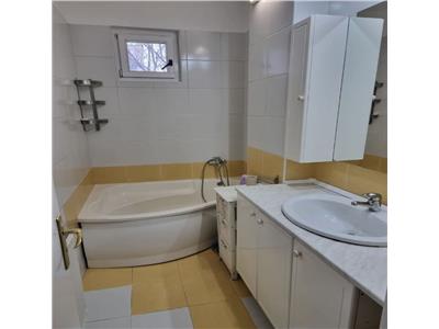 Apartament 3 camere, mobilat, S 90 mp + 2 balcoane, Str. Plopilor.