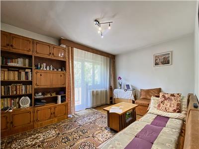 Apartament 3 camere, 2 bai, decomandat, etaj 3/4, str. Scortarilor