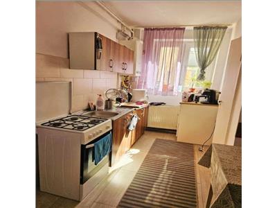 Apartament 2 camere, decomandat, living, bucatarie, zona Iulius Mall.