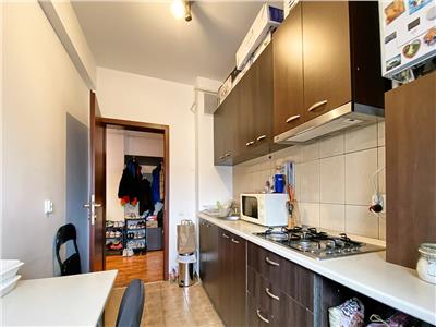 Apartament 2 camere, decomandat, mobilat, str. Ploie?ti.