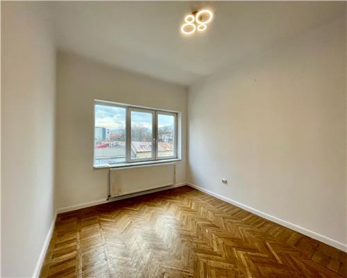 Apartament 3 camere, decomandat, zona The Office,