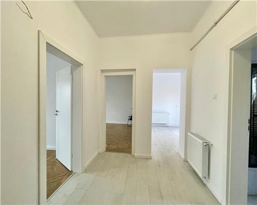 Apartament 3 camere, decomandat, zona The Office,