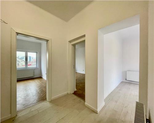 Apartament 3 camere, decomandat, zona The Office,